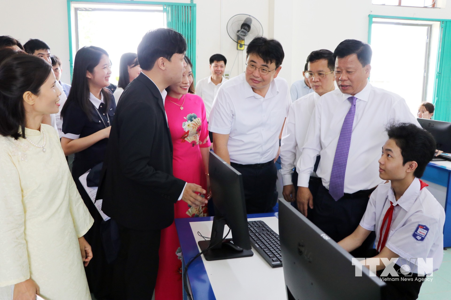 Phó Chủ tịch UBND thành phố Hải Phòng Lê Trung Kiên và các đại biểu tham quan Thư viện điện tử Trường THCS An Thành. (Ảnh: Mạnh Tú/TTXVN)